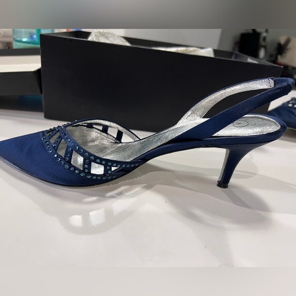 Adrianna Papell beautiful blue navy heels. - Picture 2 of 6